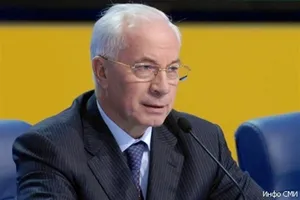Азаров открыл движение по эстакаде на Почтовой площади