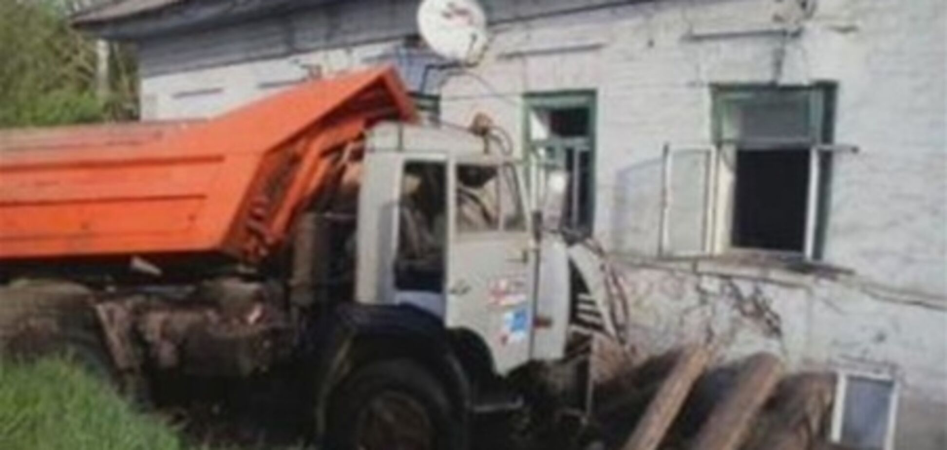 У Росії 'КамАЗ' зніс стіну житлового будинку: загинула жінка