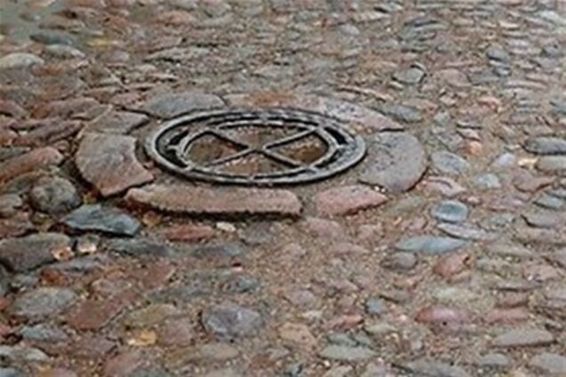 В Литве крышки канализационных люков подверглись цензуре