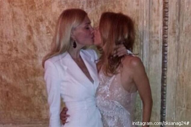 Жена мэра Харькова по-взрослому поцеловалась с подругой