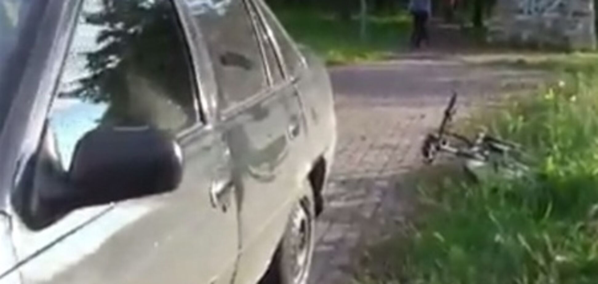В киевском парке автомобилист 'обстрелял' велосипедистов