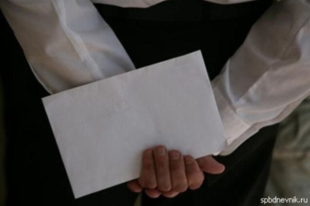 Итальянская газета получила письмо с белым порошком и угрозами Берлускони и Наполитано