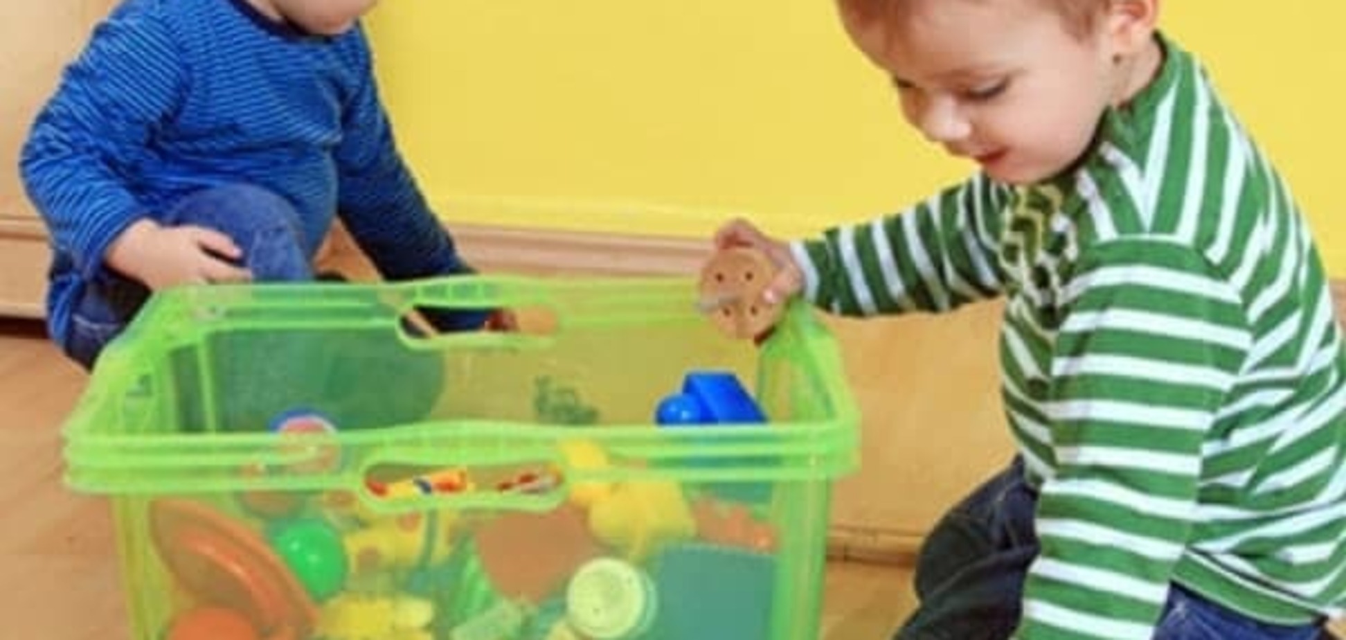 Учим ребенка складывать свои игрушки