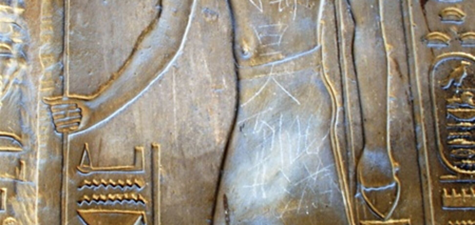 Китайский турист нацарапал свое имя на стене Луксорского храма в Фивах
