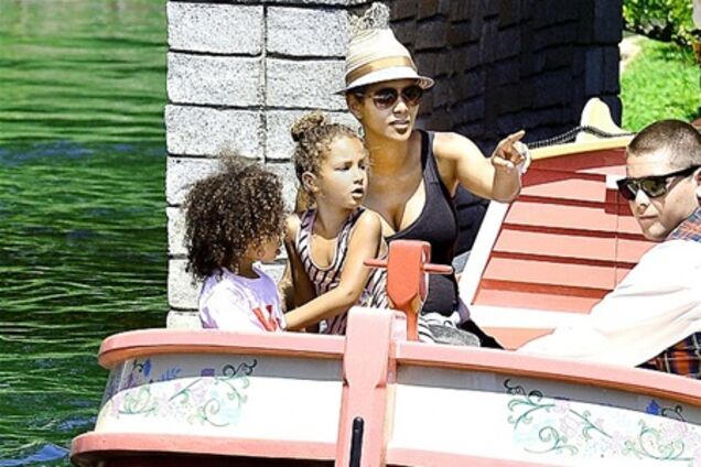 Холли Берри запретили кататься на американских горках