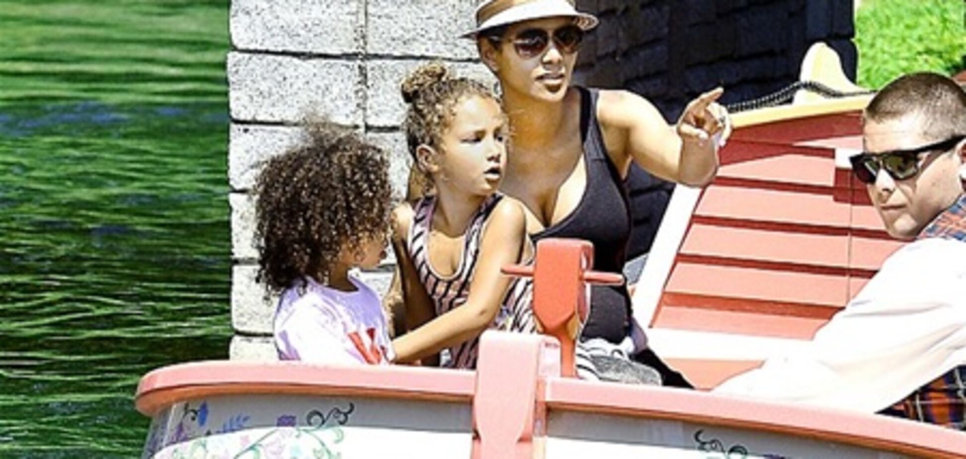 Холли Берри запретили кататься на американских горках