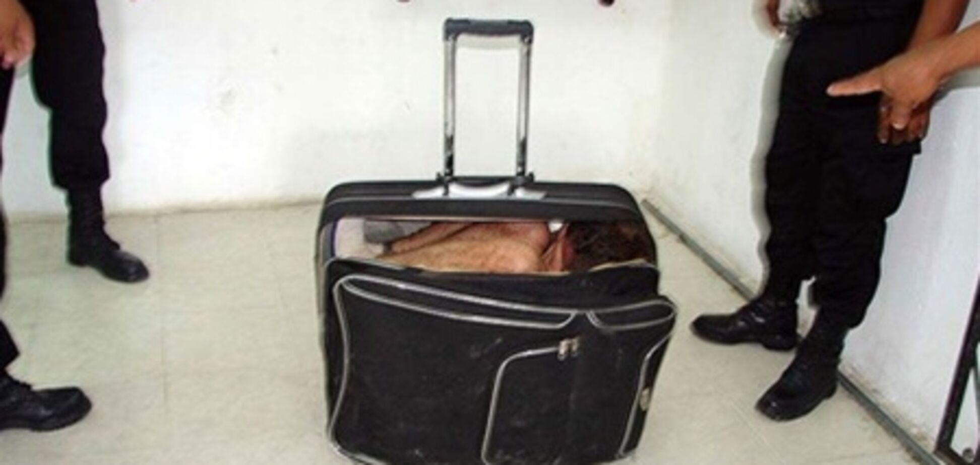 У Росії хлопця оштрафували на 100 рублів за їзду у валізі