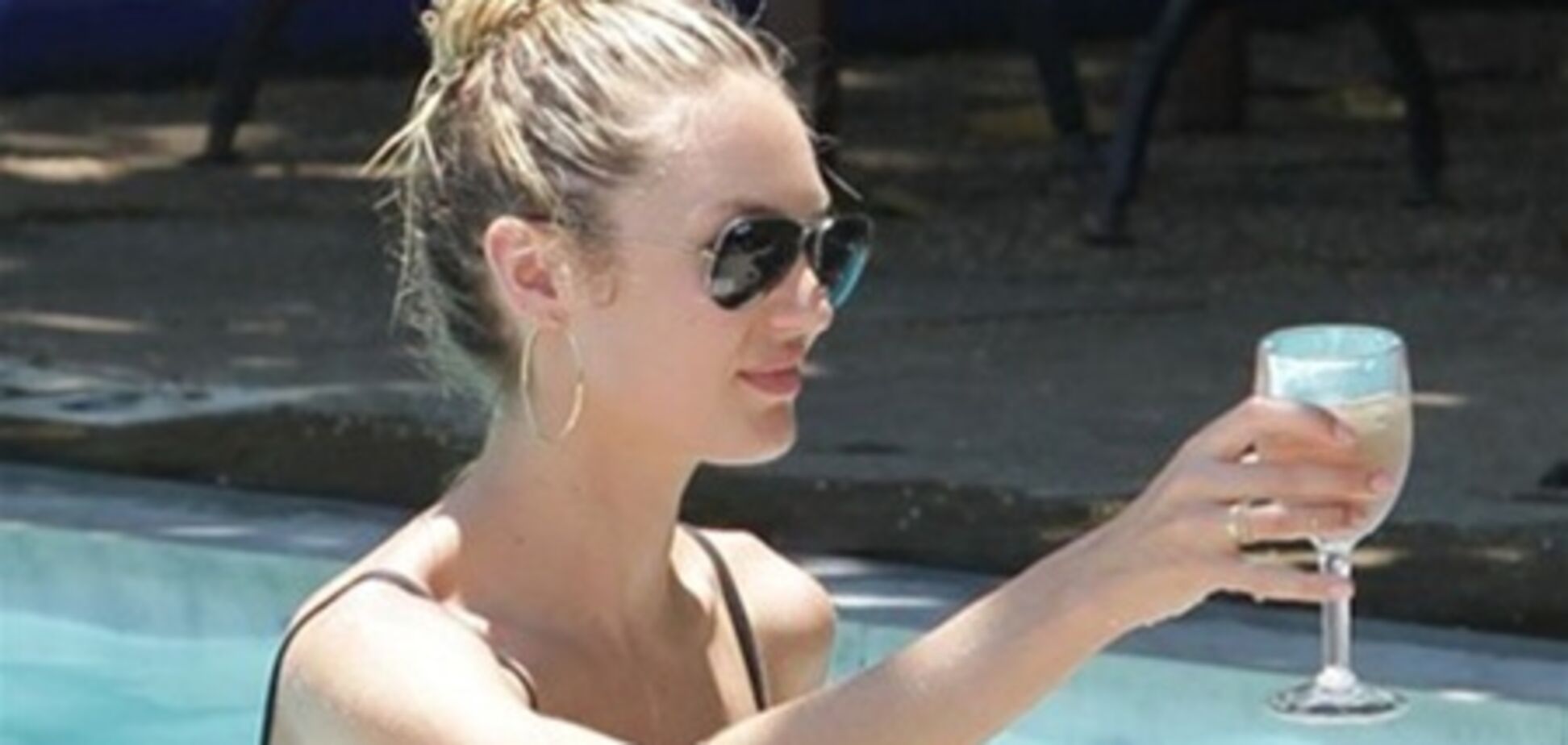 Кэндис Свэйнпоул знает, чем заняться в бассейне