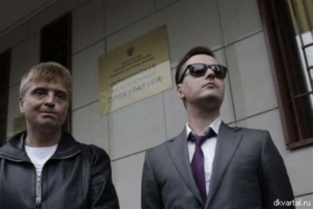 Продюсер Витаса выгнал медиков и заперся в квартире