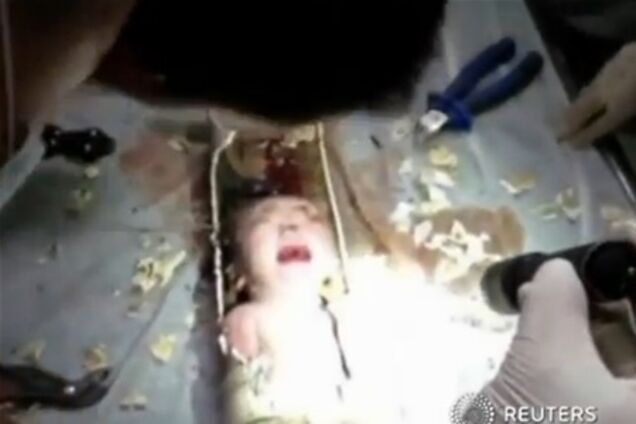 У Китаї немовляти викинули в каналізаційну трубу