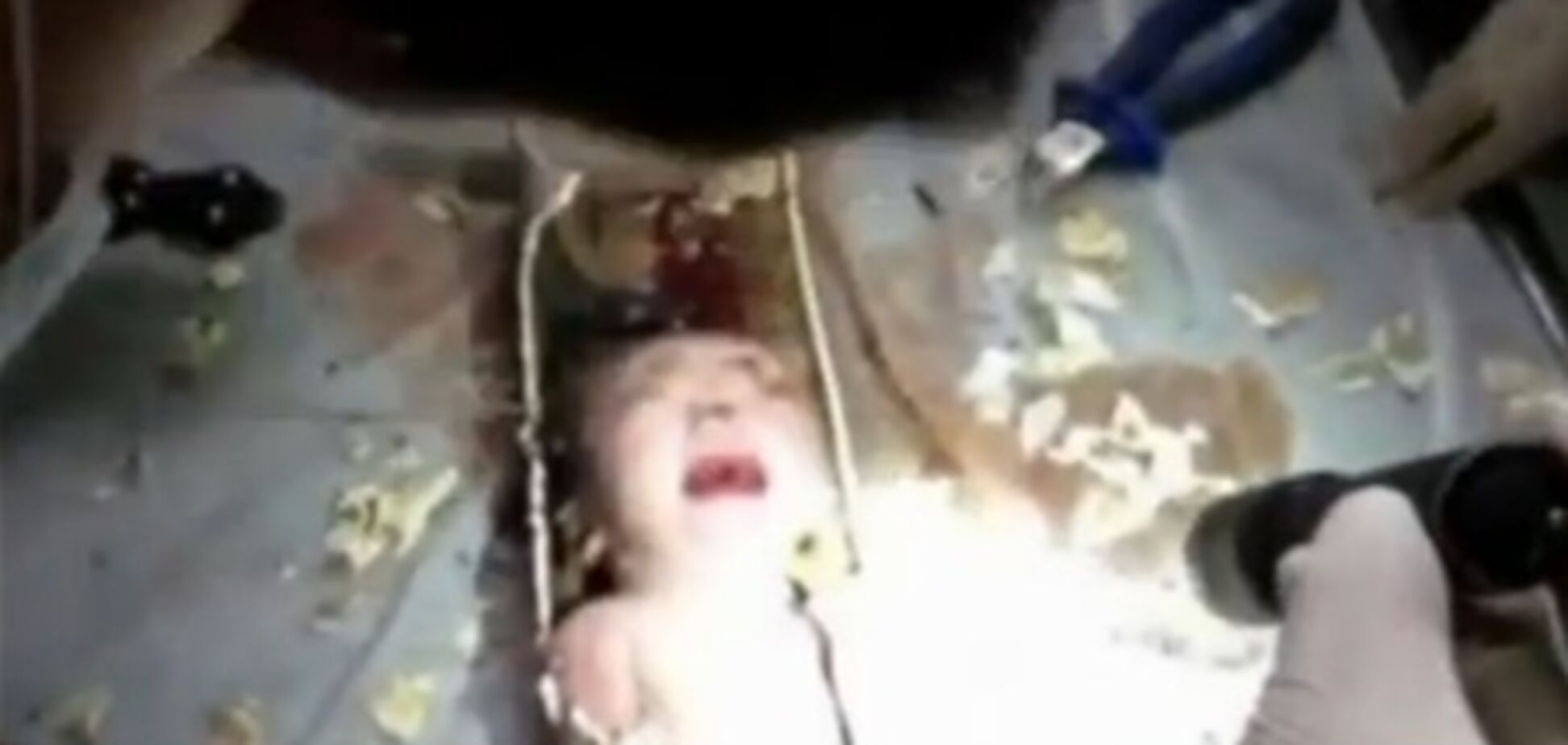 В Китае младенца выбросили в канализационную трубу