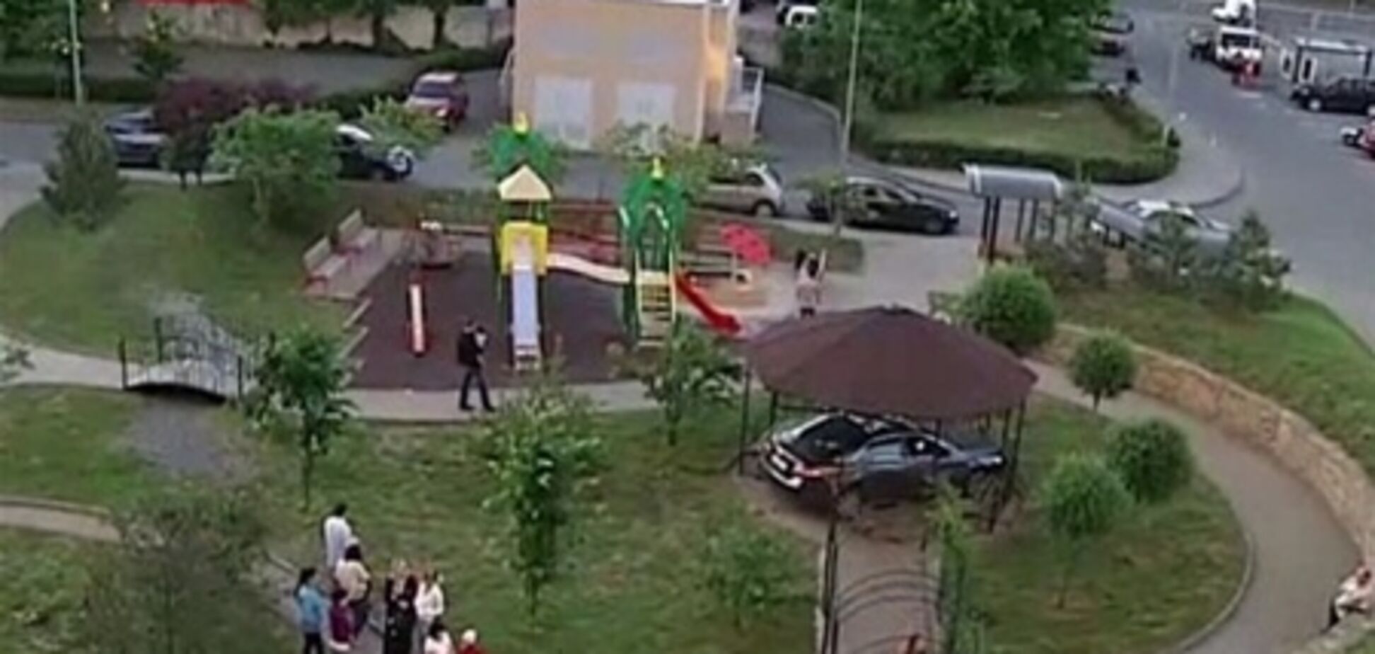 В Киеве пьяная женщина-водитель врезалась в детскую площадку