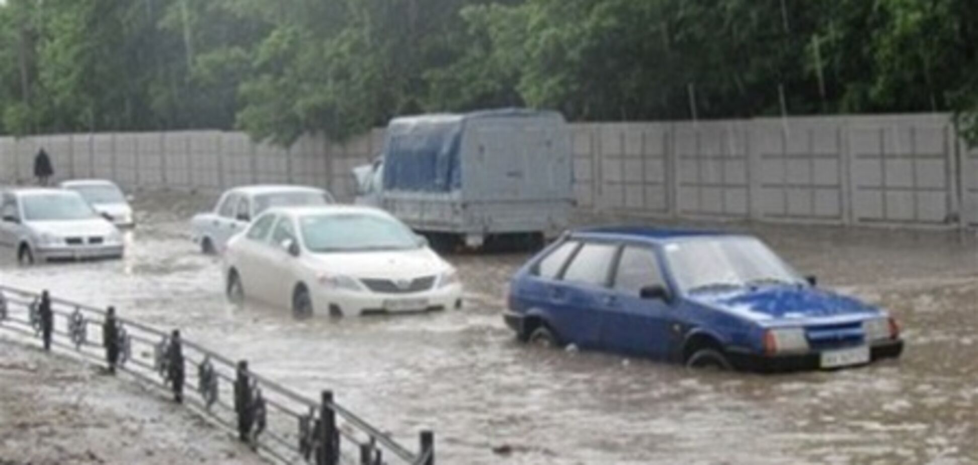 Центр Харькова тонет в воде из-за мощного ливня 