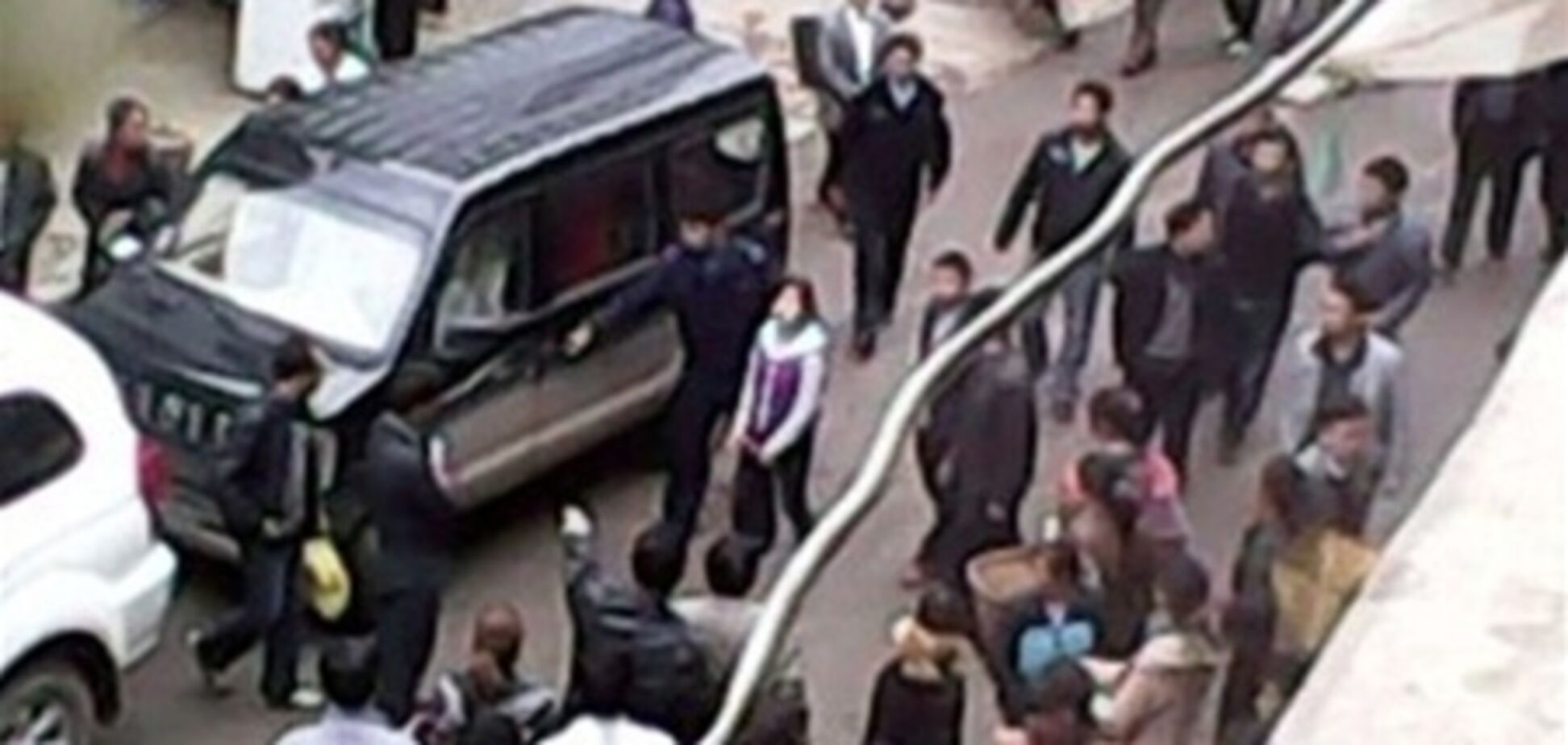 Облила машину чиновника китаянку провели по місту в наручниках