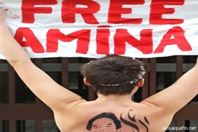 Трех активисток FEMEN задержали в Тунисе