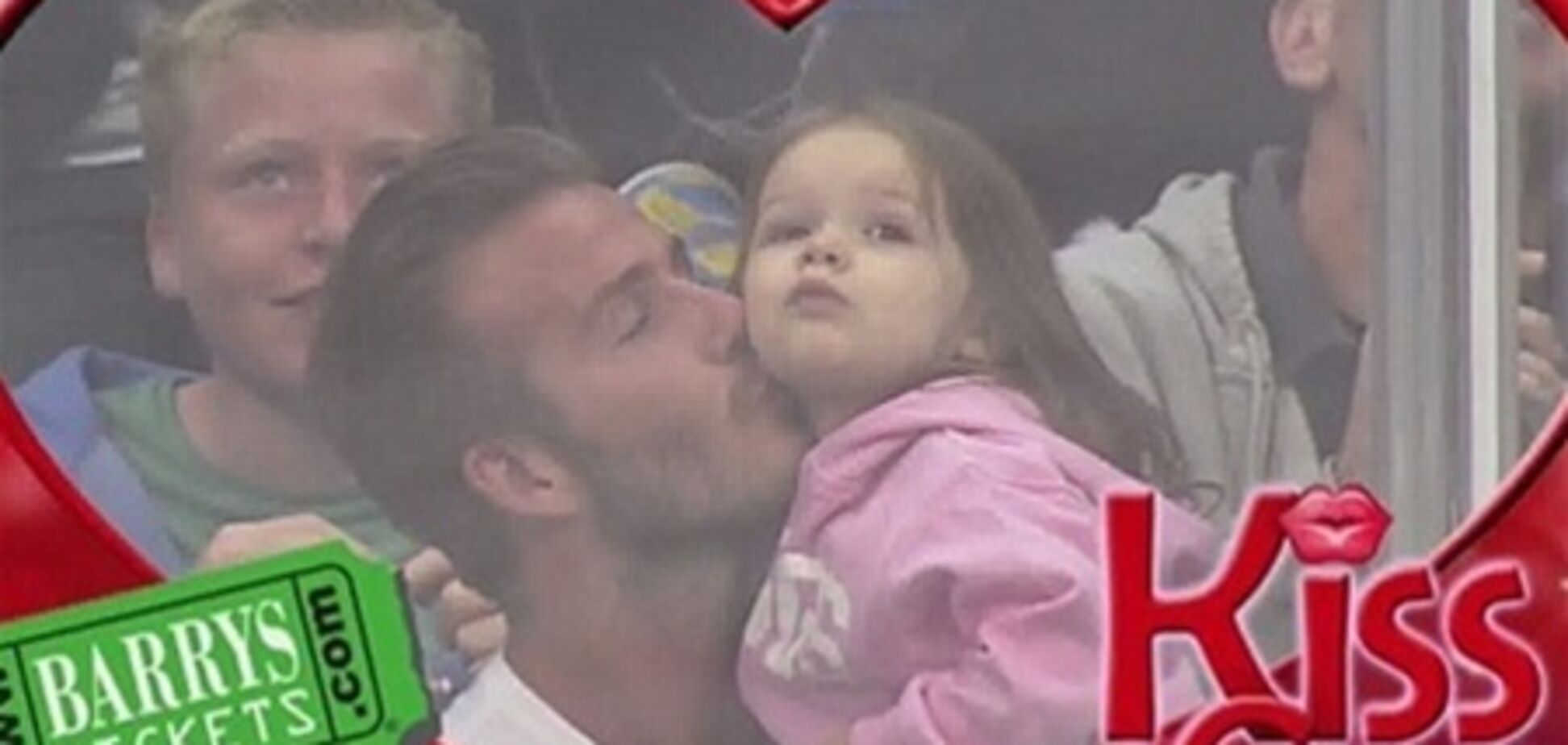 Дэвид и Харпер Бекхэм попали в камеру для поцелуев