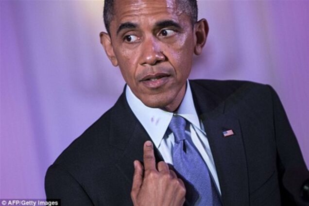 Обама появился на публике с красной помадой на воротнике