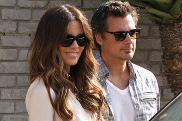 Кейт Бекинсейл в мини-шортах: всем бы такие ноги в 40