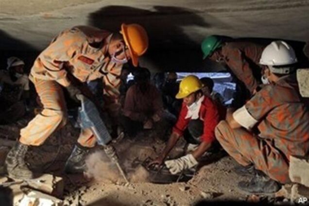 При обваленні будівлі в Бангладеш загинуло більше 500 людей