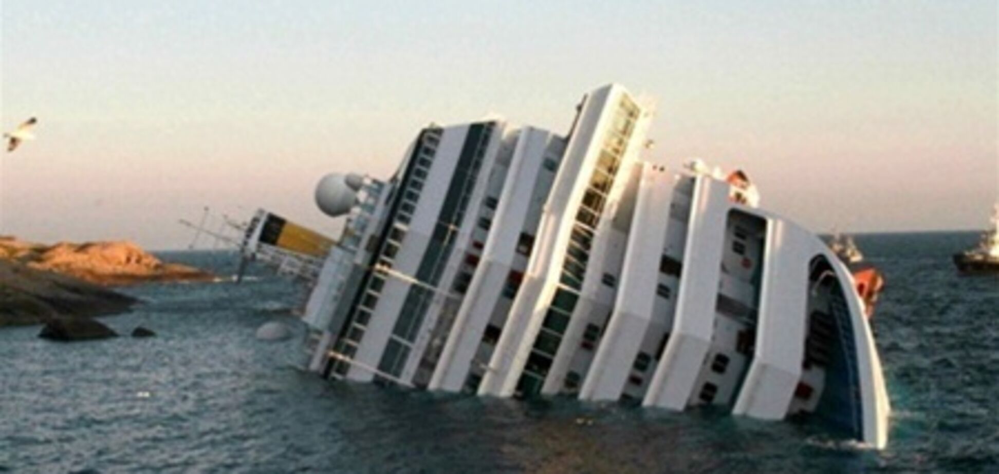 Трагически затонувший лайнер Costa Concordia отбуксируют осенью