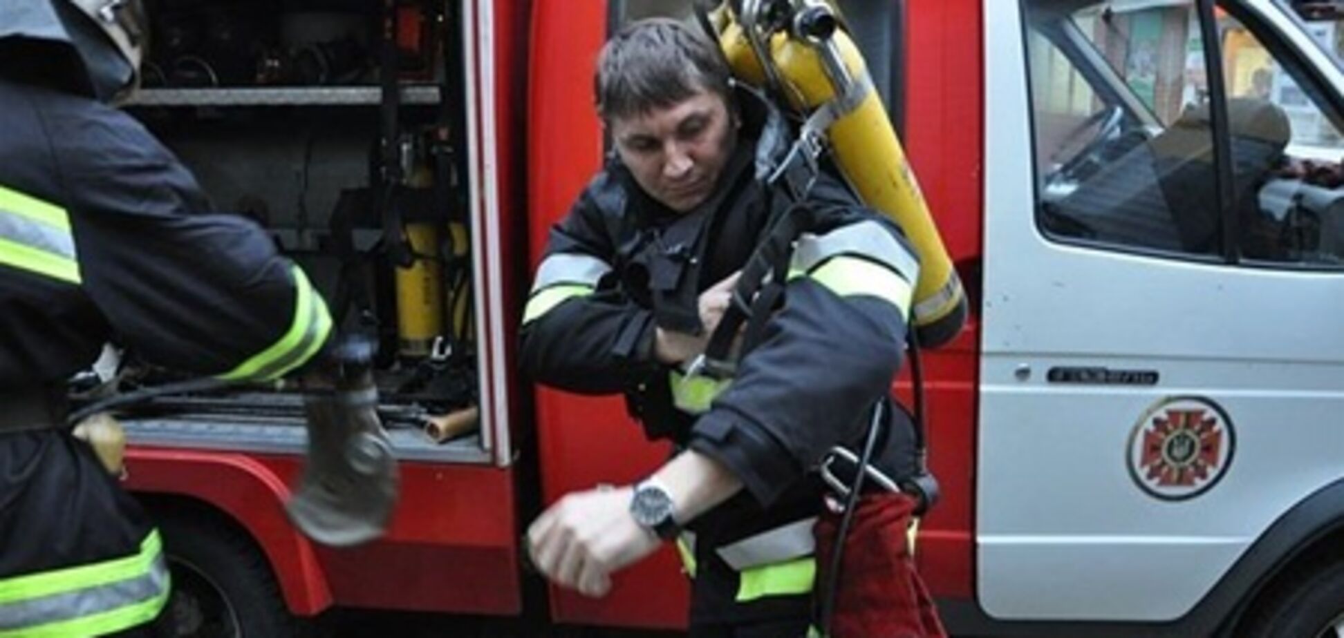 Российские пожарные чудом выжили, рухнув с высоты 20 м