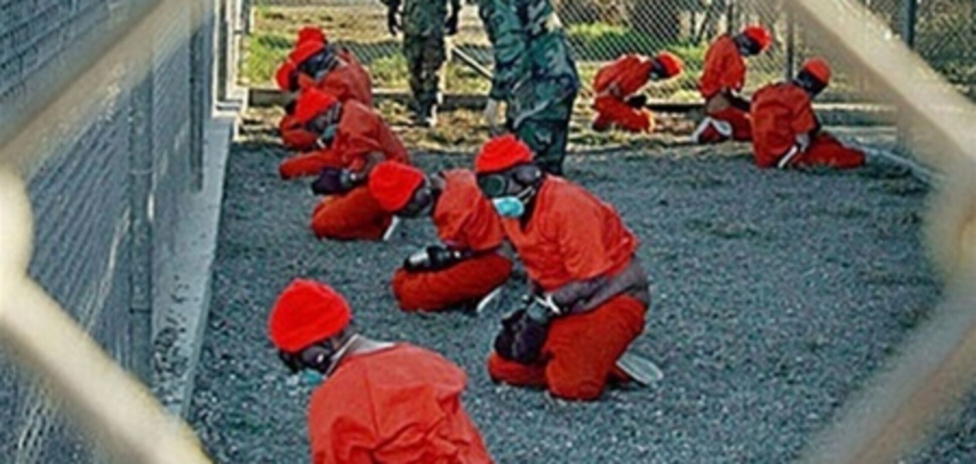 Более сотни заключенных Гуантанамо продолжают голодовку