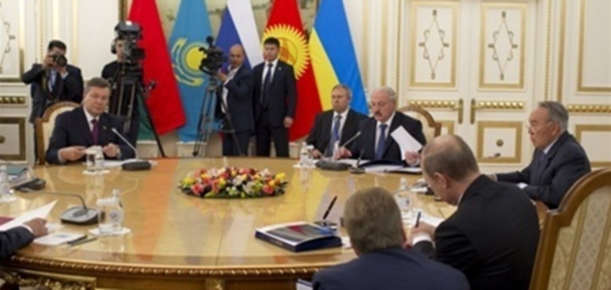 Лукашенко пошутил над Януковичем, забыв о микрофоне