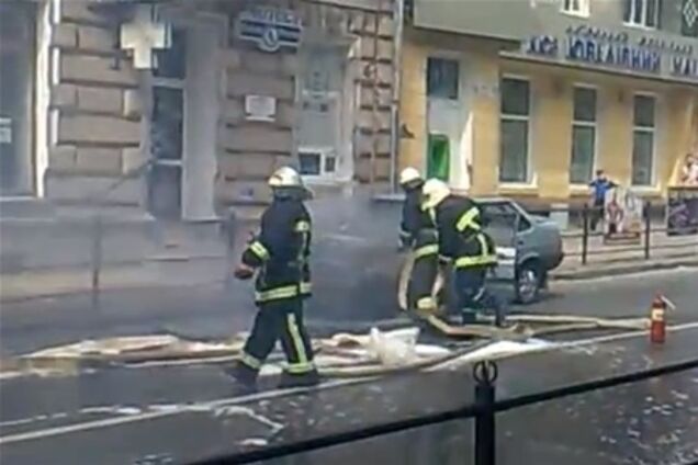 У центрі Тернополя посеред дороги спалахнув автомобіль