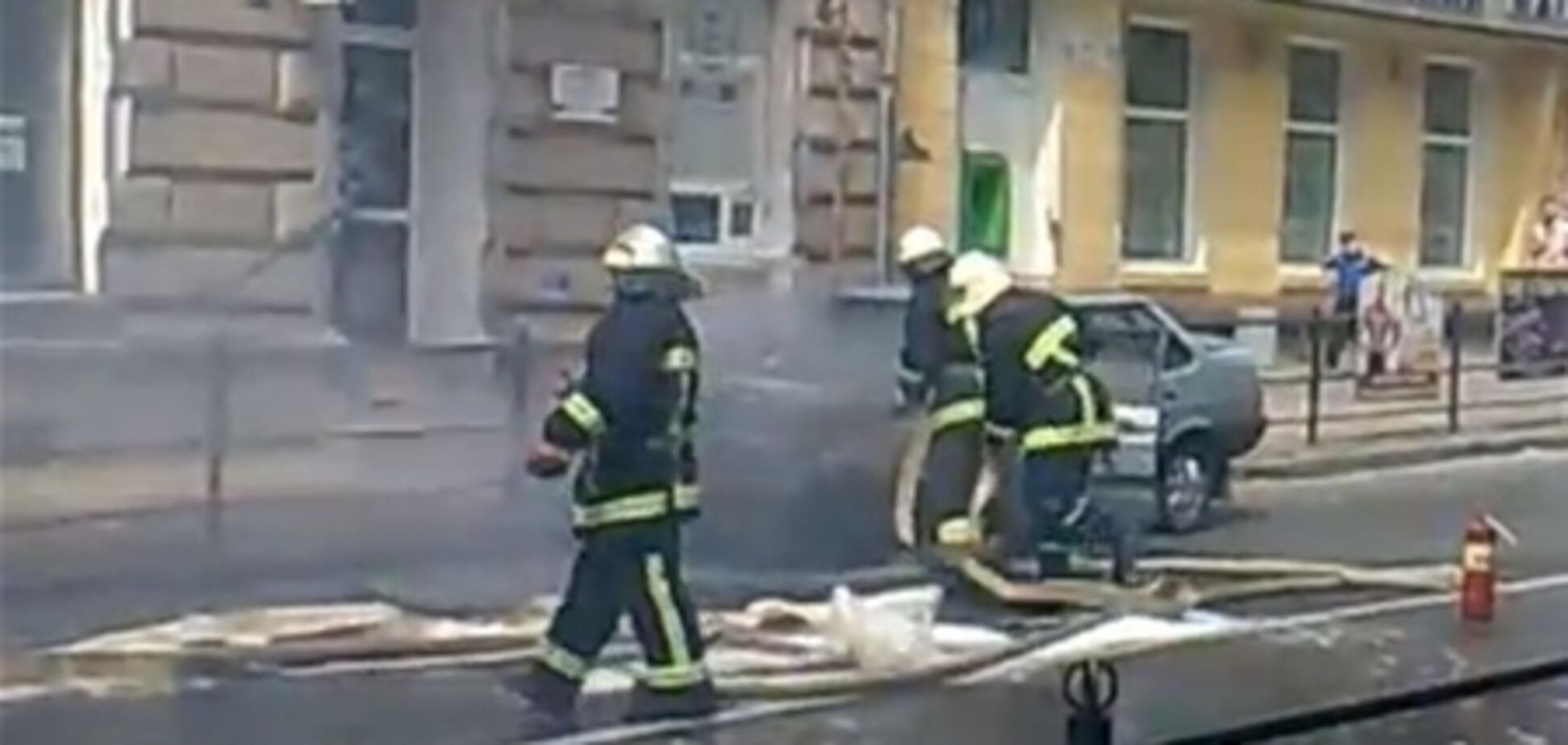 У центрі Тернополя посеред дороги спалахнув автомобіль