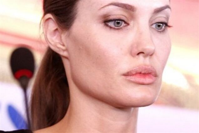 Джоли пропустит похороны тети из-за премьеры фильма Брэда Питта