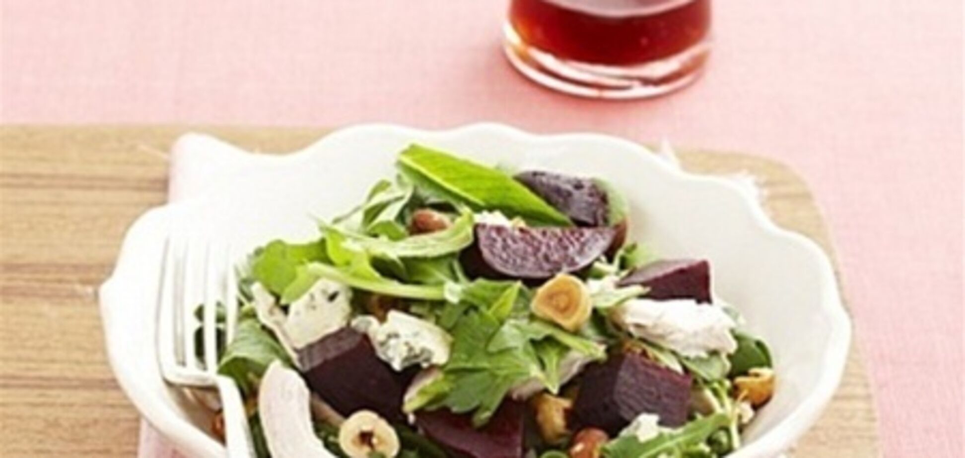Салат из свеклы, курицы и голубого сыра