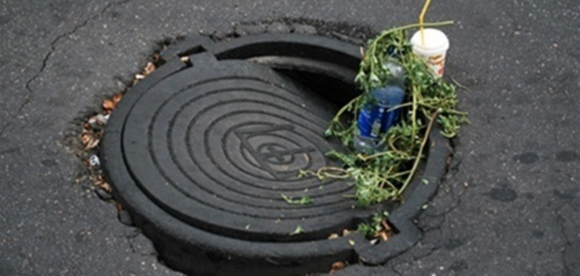 Гибель малыша в канализации: прокуратура нашла в Днепродзержинске 'почти 3 незакрытых люка'