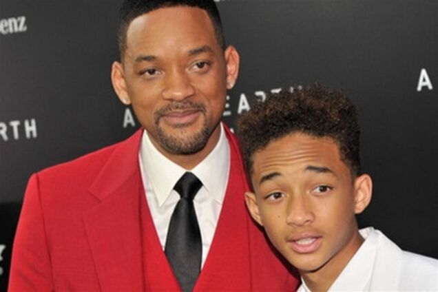 Уилл Смит в красном смокинге на ковровой дорожке