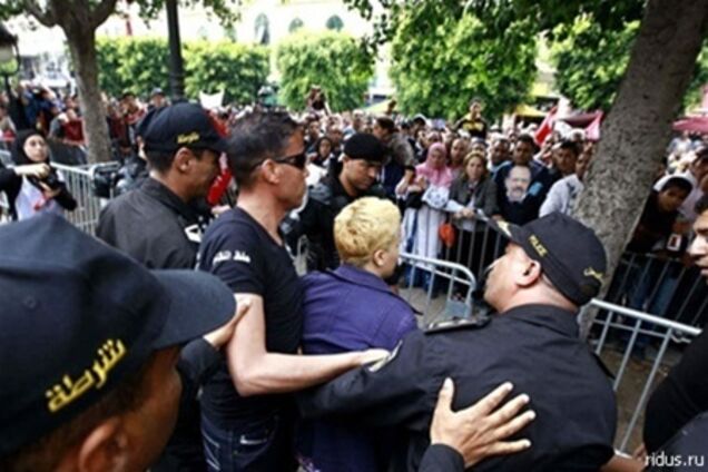 Тунисскую активистку FEMEN оштрафовали и оставили в тюрьме