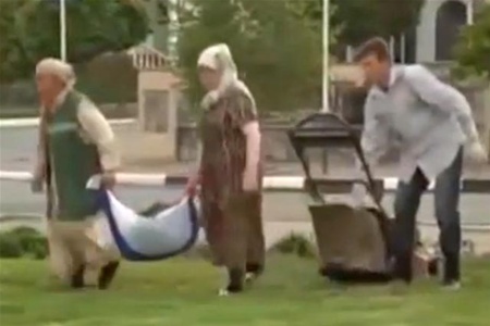 Скандал в Чечне: дворники собирали мусор в российский флаг