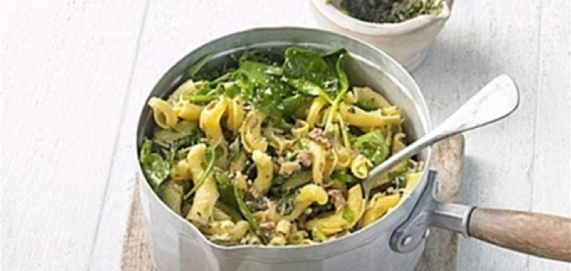 Паста с песто и смесью трав