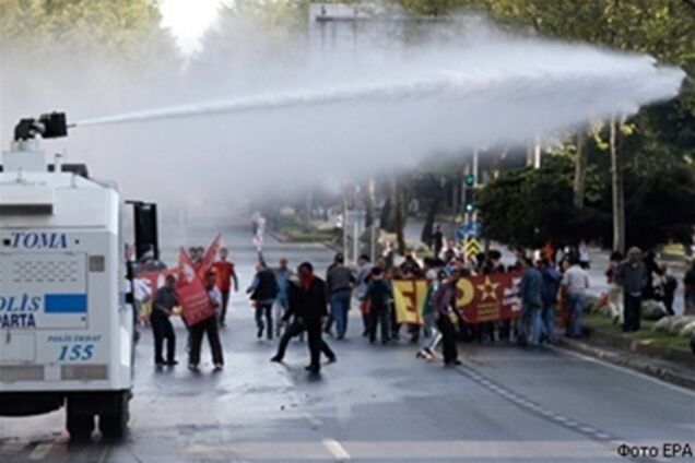 Турецькі поліцейські фотографувалися на пам'ять після побиття громадян