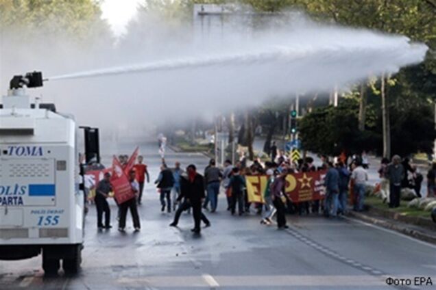 Турецкая полиция разгоняла манифестантов слезоточивым газом и водометами