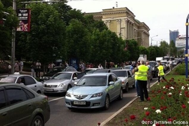 Міліція в Донецьку нарядила журналістів у салатові жилети