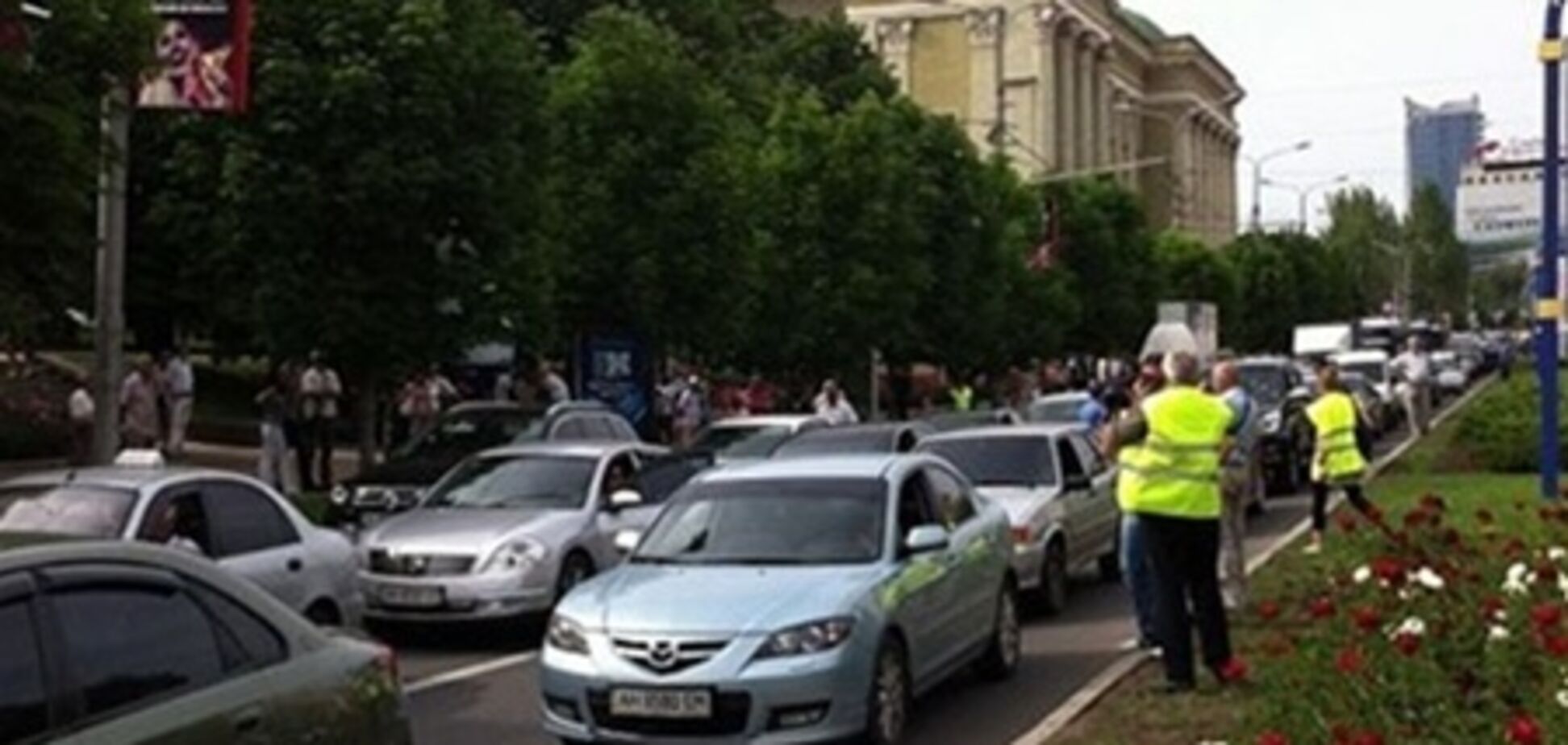 Міліція в Донецьку нарядила журналістів у салатові жилети