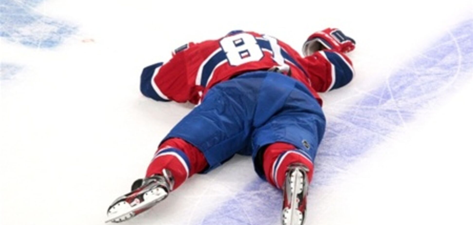 Лед и кровь. Хоккеиста нокаутировали во время матча НХЛ. Фото. Видео