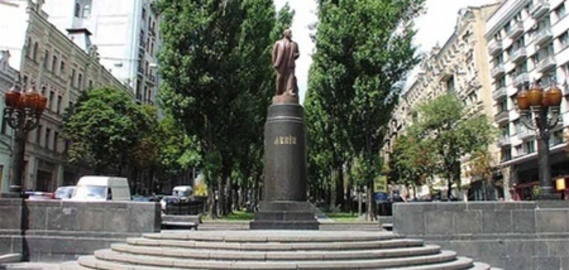 В Киеве к Ленину возложили цветы и дымовую шашку