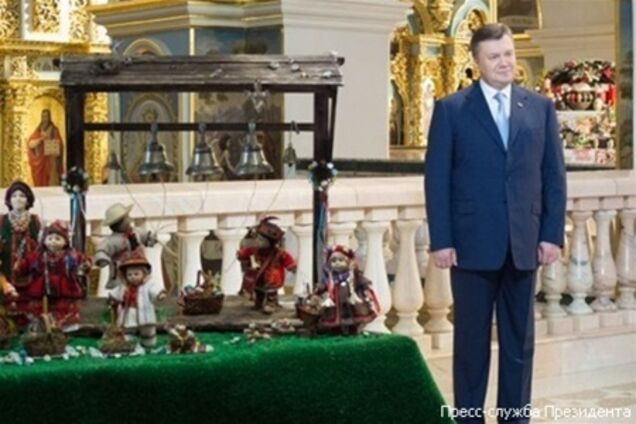 Янукович привітав українців з Великоднем