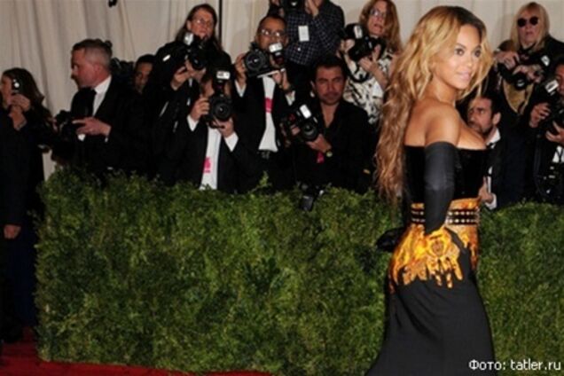 Бал Института костюма собрал звезд в панковском кутюре