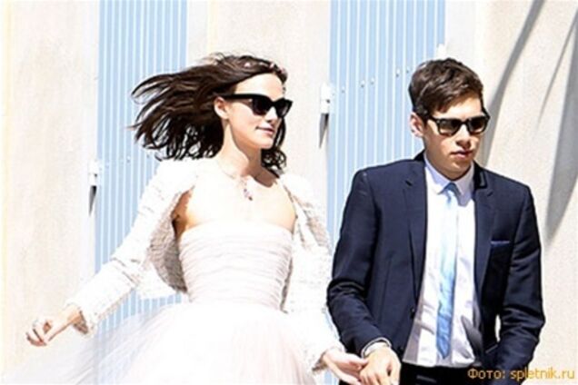 Кира Найтли пошла под венец в платье от Rodarte