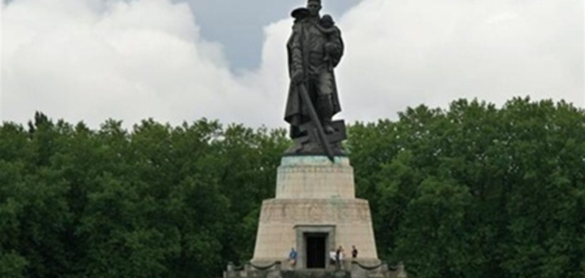 В Берлине осквернили памятник советским воинам 