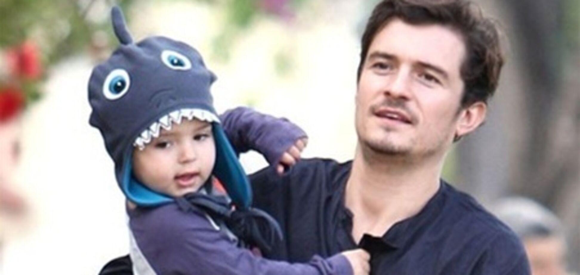 Сын Орландо Блума выглядит умилительно в акулошапке