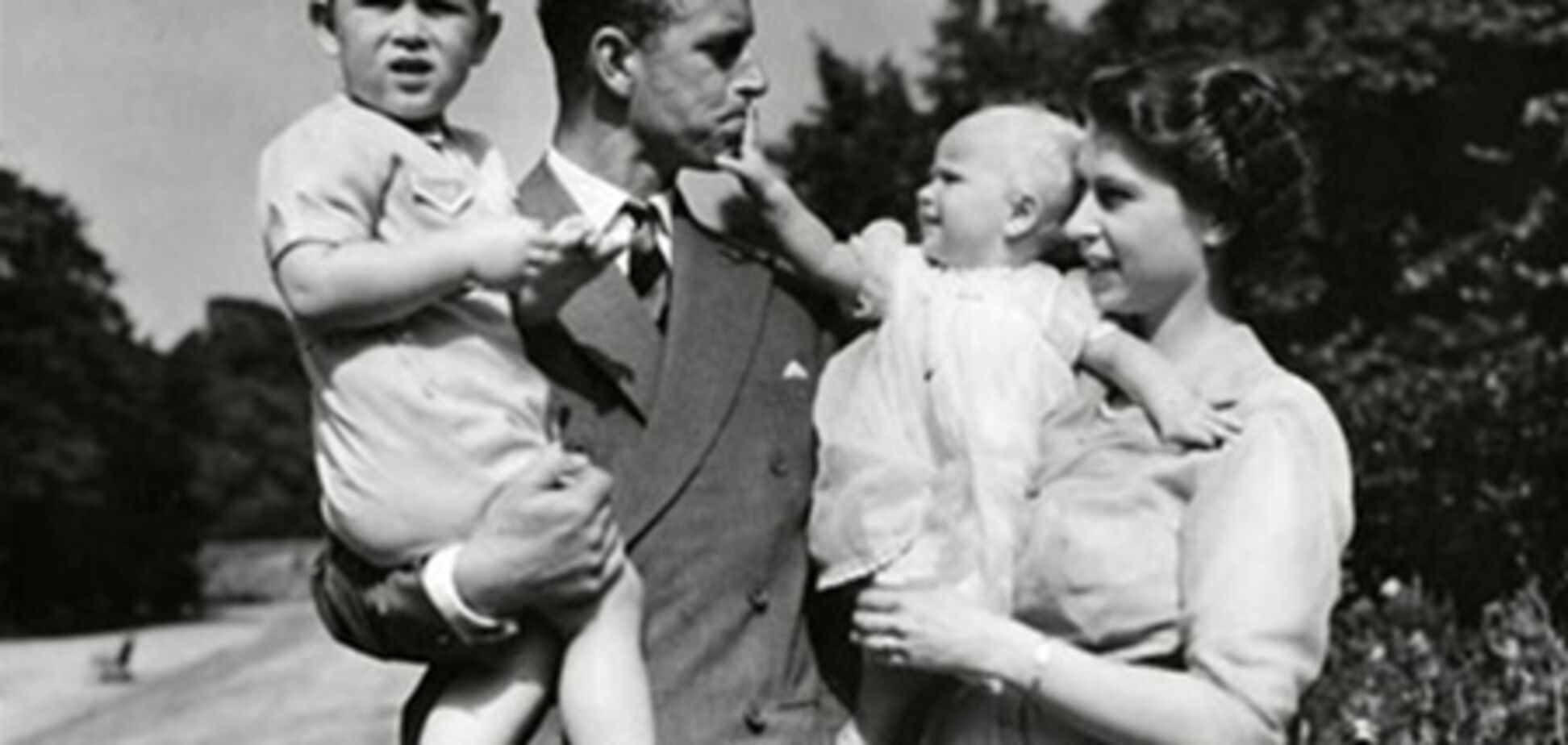 Елизавета II скоро передаст власть сыну - СМИ