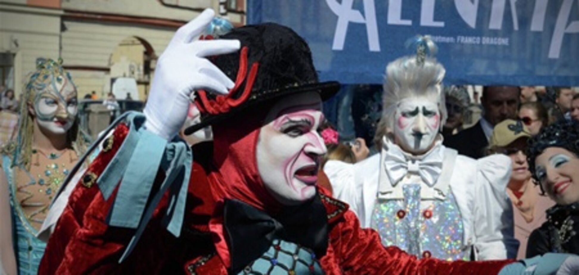 Полиция Петербурга остановила шествие артистов цирка