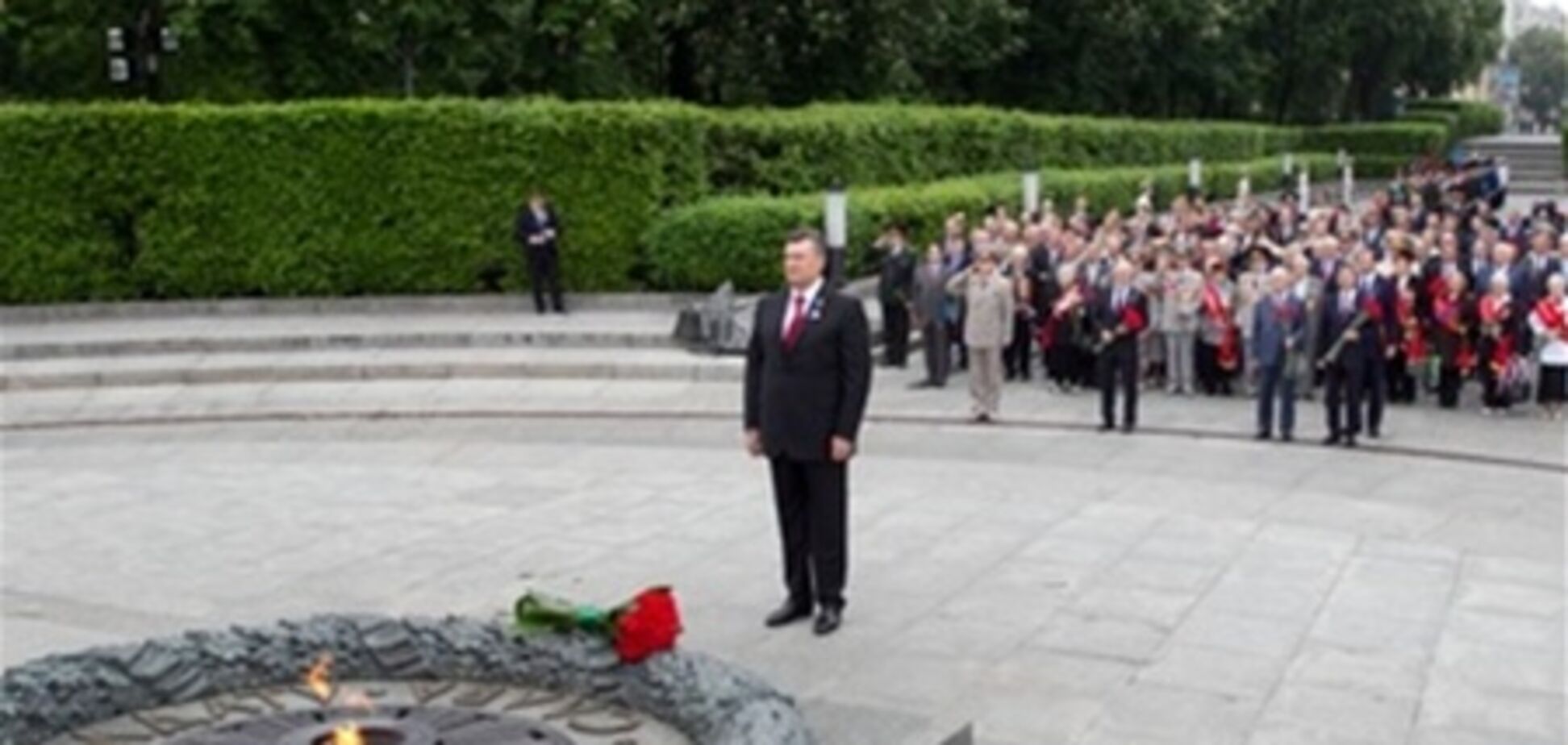 Президент Янукович возложил цветы к обелиску Славы